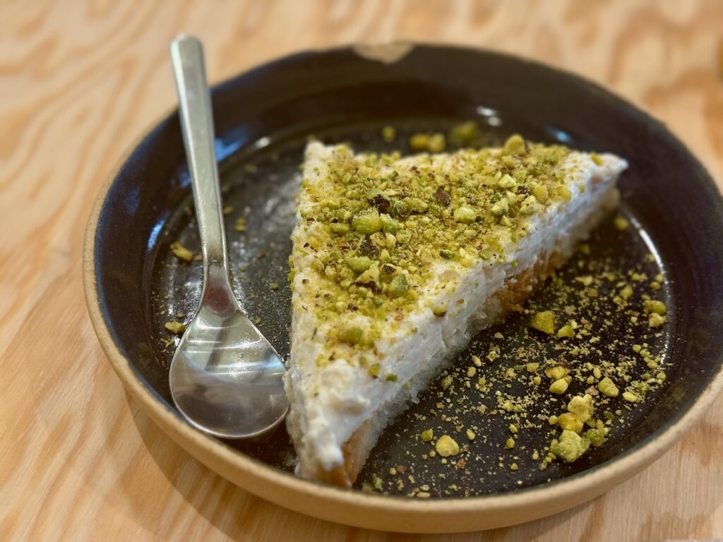 Hododa est un restaurant vegan situé dans le quartier du Panier à Marseille qui propose des assiettes aux inspirations libanaises et arméniennes et un brunch le week-end. (flan)