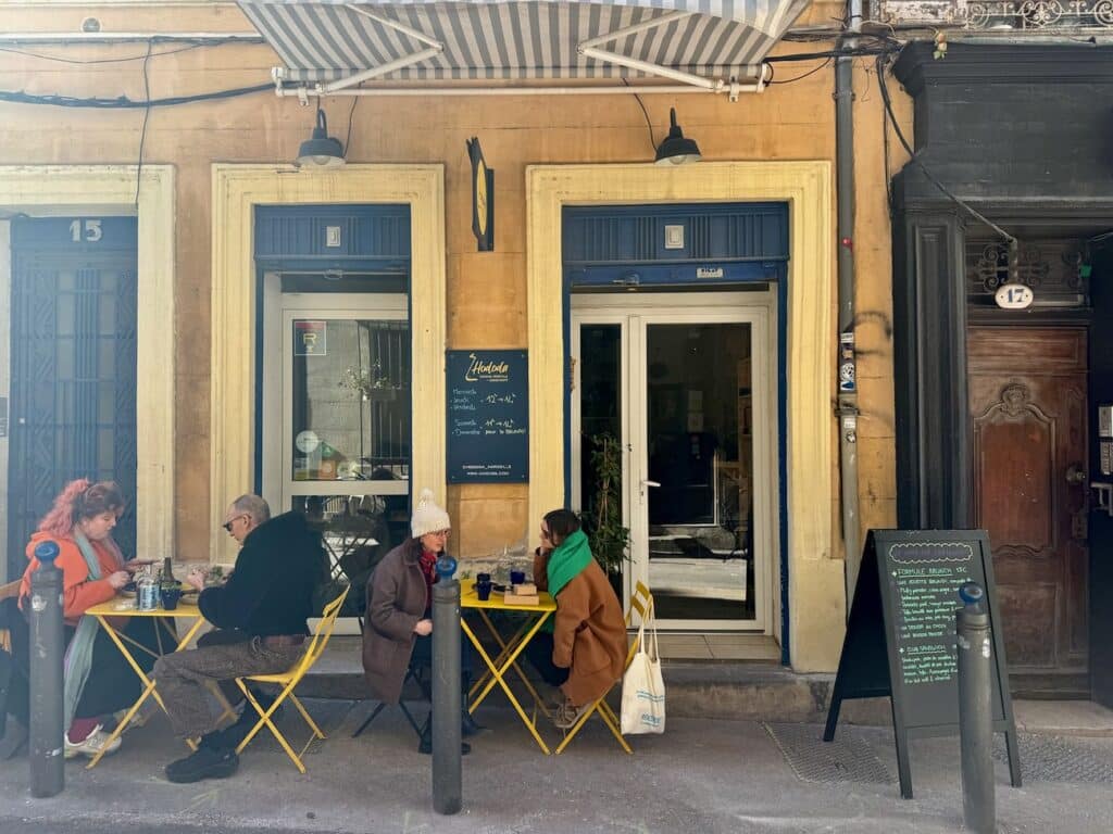 Hododa est un restaurant vegan situé dans le quartier du Panier à Marseille qui propose des assiettes aux inspirations libanaises et arméniennes et un brunch le week-end. 