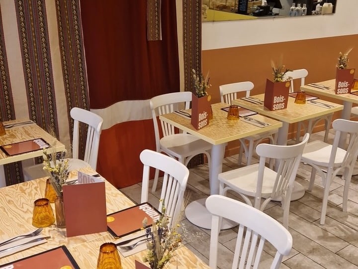 Hododa est un restaurant vegan situé dans le quartier du Panier à Marseille qui propose des assiettes aux inspirations libanaises et arméniennes et un brunch le week-end. (salle)