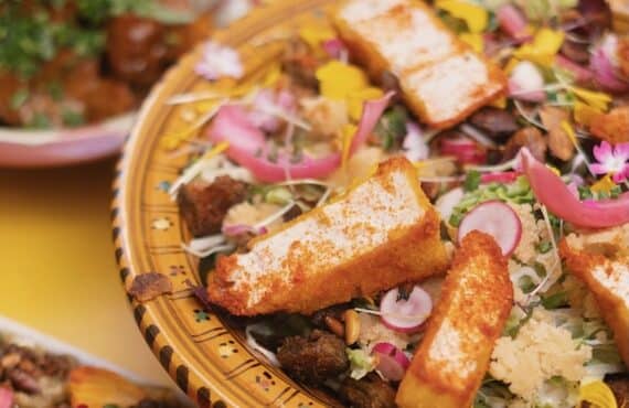 Hododa est un restaurant vegan situé dans le quartier du Panier à Marseille qui propose des assiettes aux inspirations libanaises et arméniennes et un brunch le week-end. (salade)