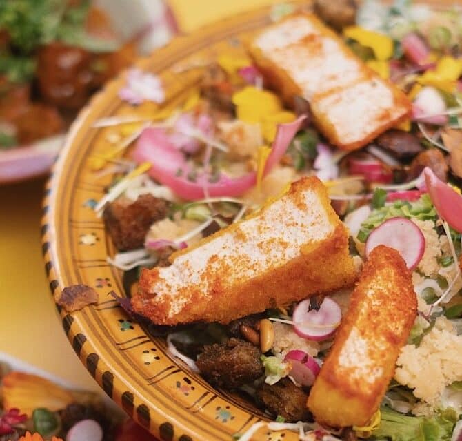 Hododa est un restaurant vegan situé dans le quartier du Panier à Marseille qui propose des assiettes aux inspirations libanaises et arméniennes et un brunch le week-end. (salade)