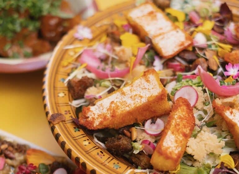 Hododa est un restaurant vegan situé dans le quartier du Panier à Marseille qui propose des assiettes aux inspirations libanaises et arméniennes et un brunch le week-end. 