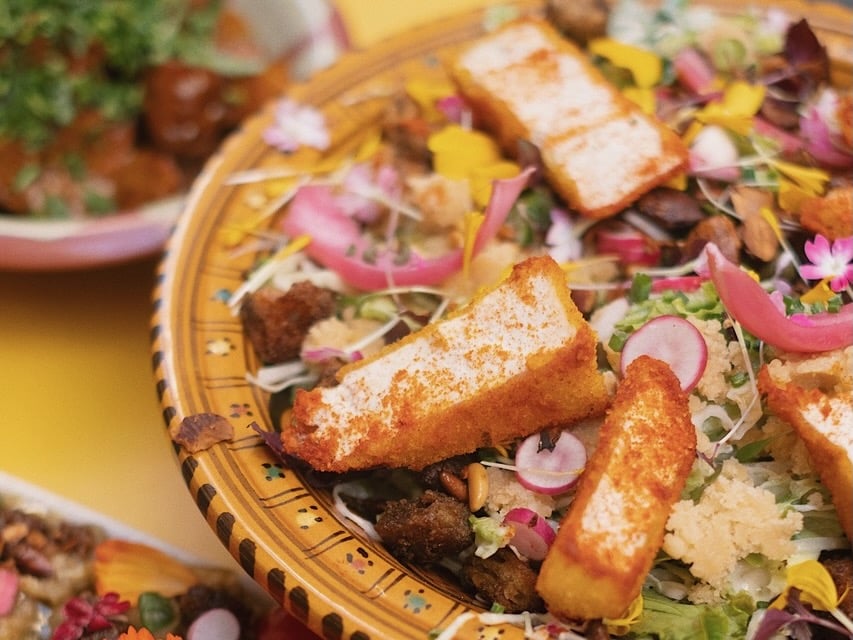 Hododa est un restaurant vegan situé dans le quartier du Panier à Marseille qui propose des assiettes aux inspirations libanaises et arméniennes et un brunch le week-end. 