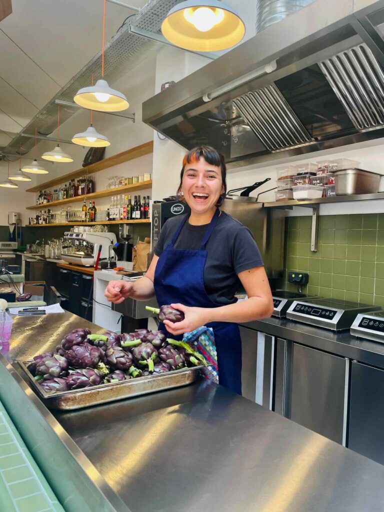 La Mûrisserie est un tiers lieu culturel situé sur le Cours Julien à Marseille. Il propose un bar, une cantine, un lieu culturel et un espace coworking (cheffe Léa Simon)
