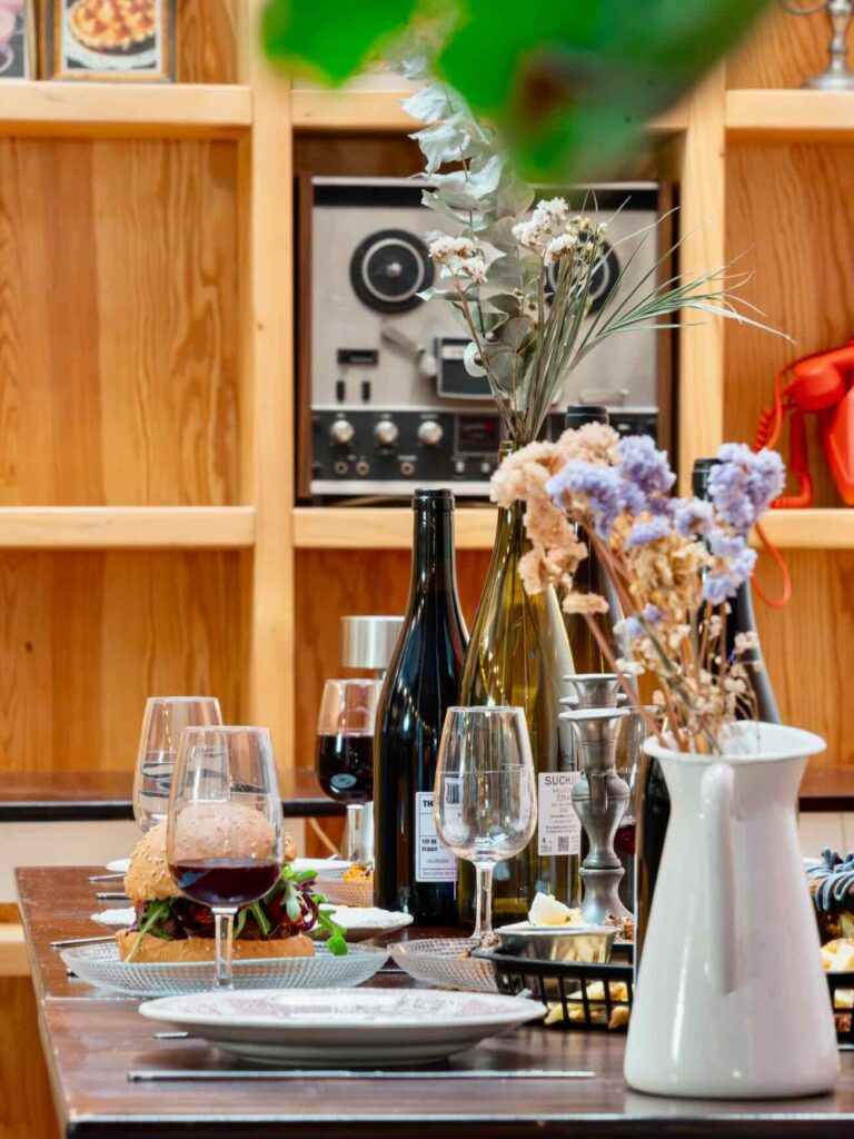 La Mûrisserie est un tiers lieu culturel situé sur le Cours Julien à Marseille. Il propose un bar, une cantine, un lieu culturel et un espace coworking (déjeuner)