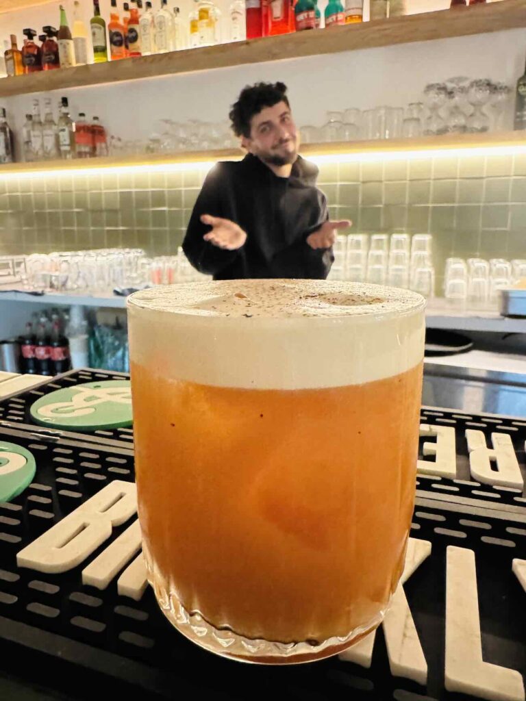 La Mûrisserie est un tiers lieu culturel situé sur le Cours Julien à Marseille. Il propose un bar, une cantine, un lieu culturel et un espace coworking (mixologue)