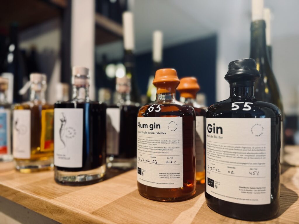 À Marseille, Pépie célèbre les vins vivants et les beaux terroirs. 130 quilles choisies avec soin par Julien Malaussene, sommelier passionné. (spiritueux)