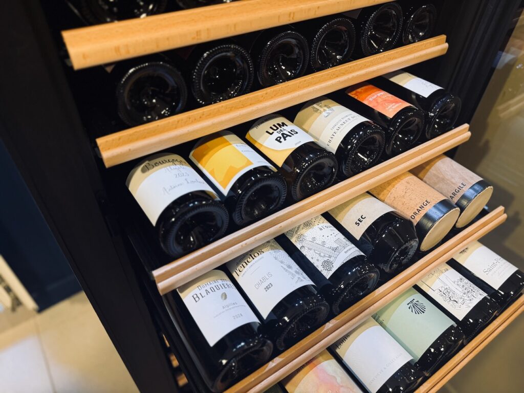 À Marseille, Pépie célèbre les vins vivants et les beaux terroirs. 130 quilles choisies avec soin par Julien Malaussene, sommelier passionné. (cave)
