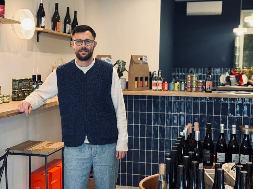 À Marseille, Pépie célèbre les vins vivants et les beaux terroirs. 130 quilles choisies avec soin par Julien Malaussene, sommelier passionné. (gérant)