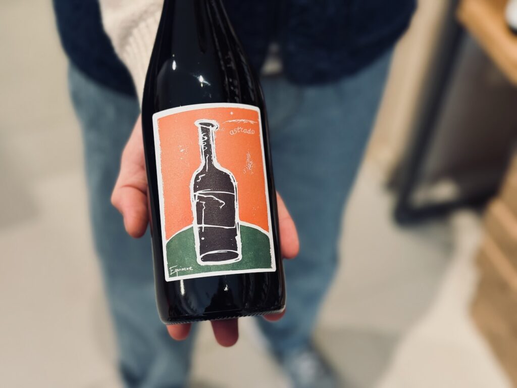 À Marseille, Pépie célèbre les vins vivants et les beaux terroirs. 130 quilles choisies avec soin par Julien Malaussene, sommelier passionné. (main)