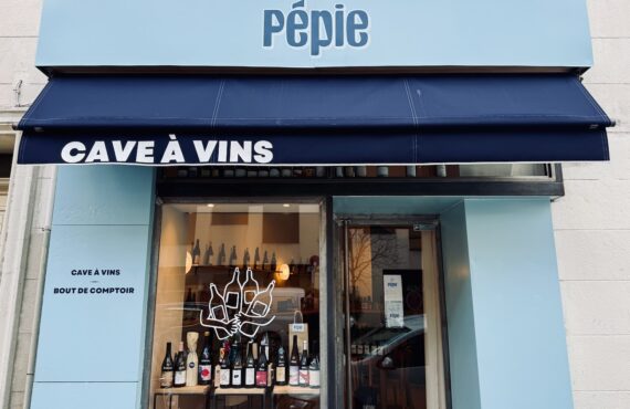 À Marseille, Pépie célèbre les vins vivants et les beaux terroirs. 130 quilles choisies avec soin par Julien Malaussene, sommelier passionné. (façade)