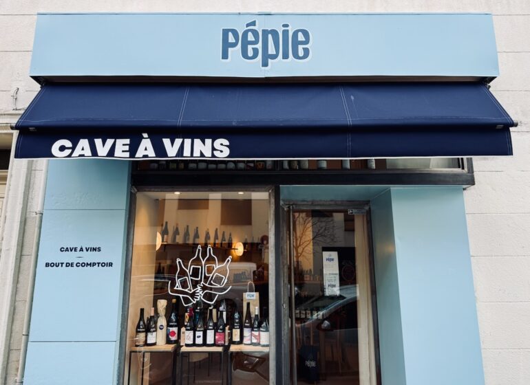 À Marseille, Pépie célèbre les vins vivants et les beaux terroirs. 130 quilles choisies avec soin par Julien Malaussene, sommelier passionné. (façade)
