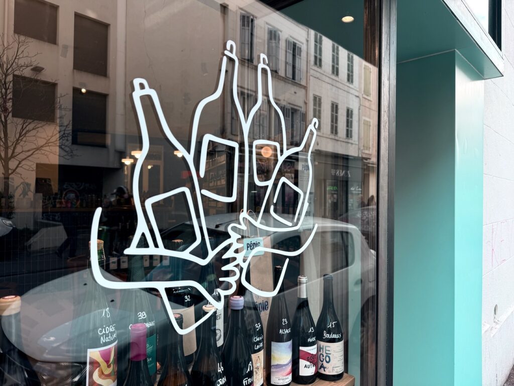 À Marseille, Pépie célèbre les vins vivants et les beaux terroirs. 130 quilles choisies avec soin par Julien Malaussene, sommelier passionné. (DA)