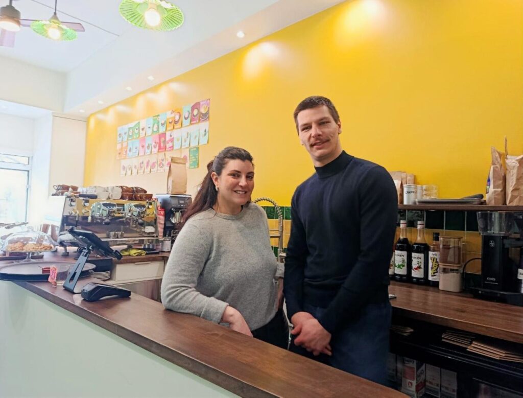 Manana est un café de quartier de tradition ibérique, situé à Saint-Victor, à Marseille (couple intérieur)