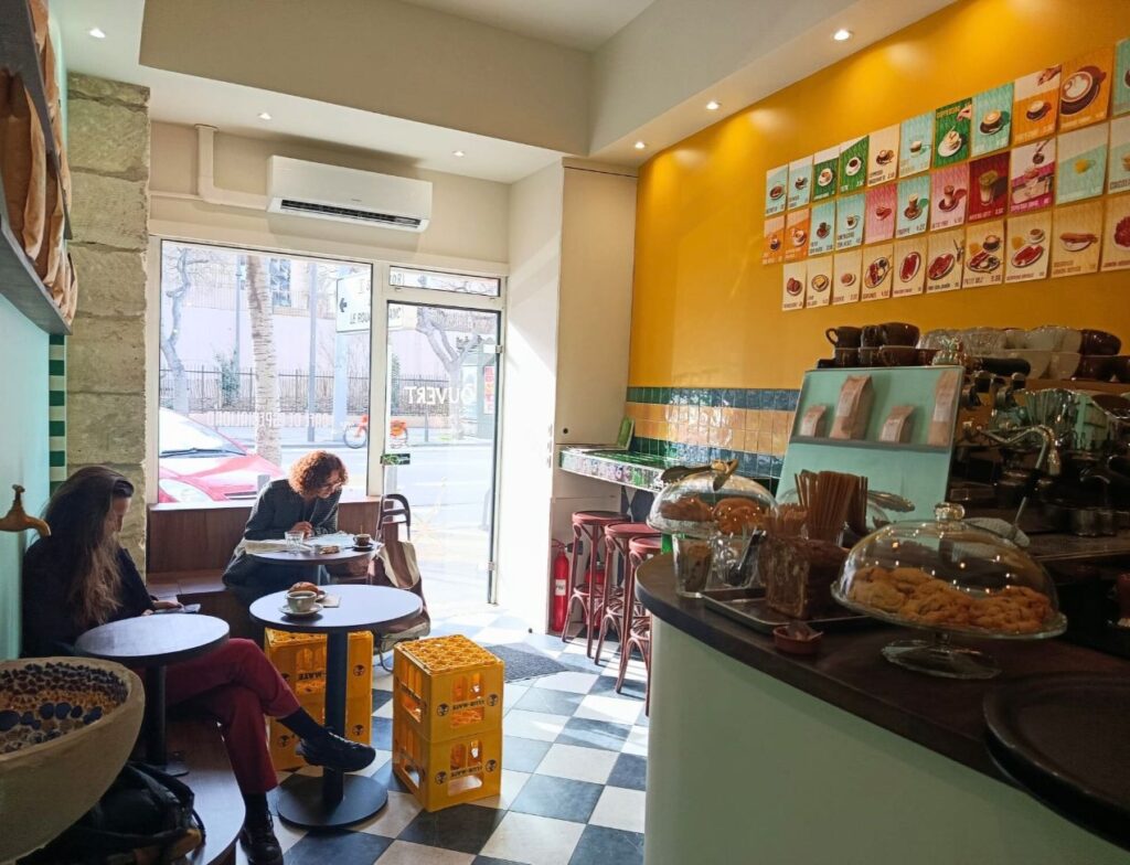 Manana est un café de quartier de tradition ibérique, situé à Saint-Victor, à Marseille (ambiance)