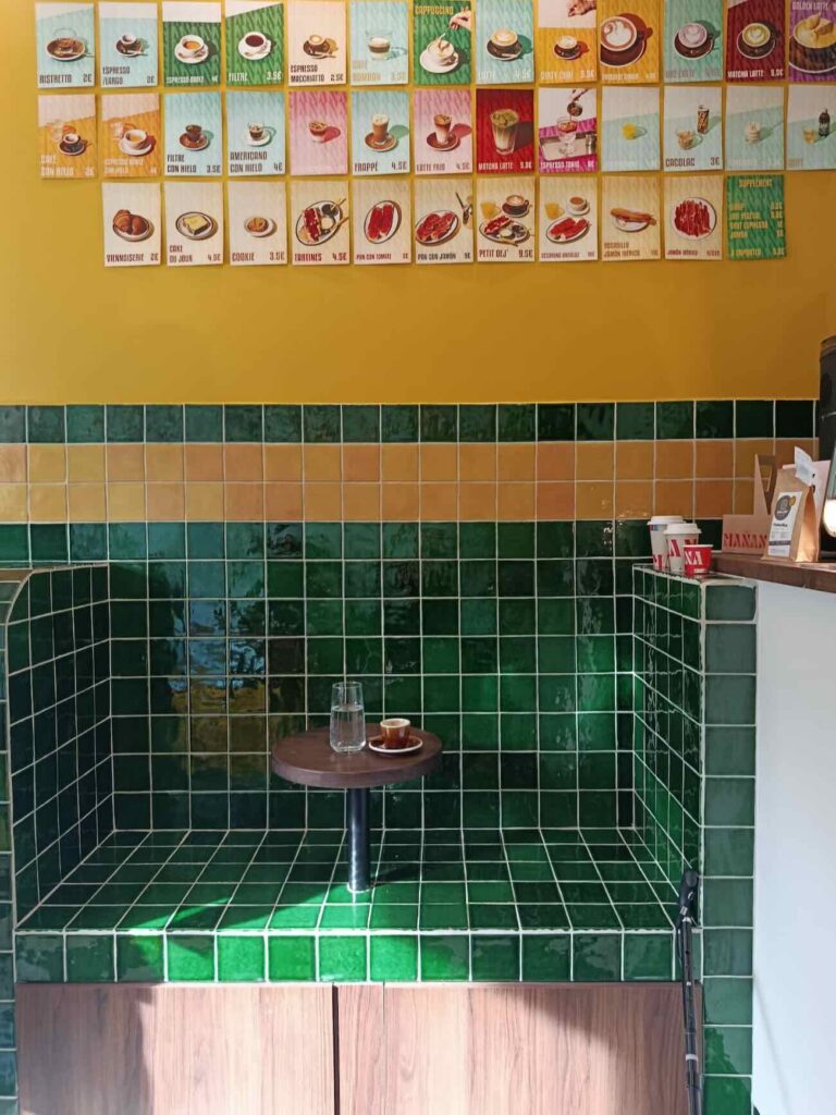 Manana est un café de quartier de tradition ibérique, situé à Saint-Victor, à Marseille (intérieur)