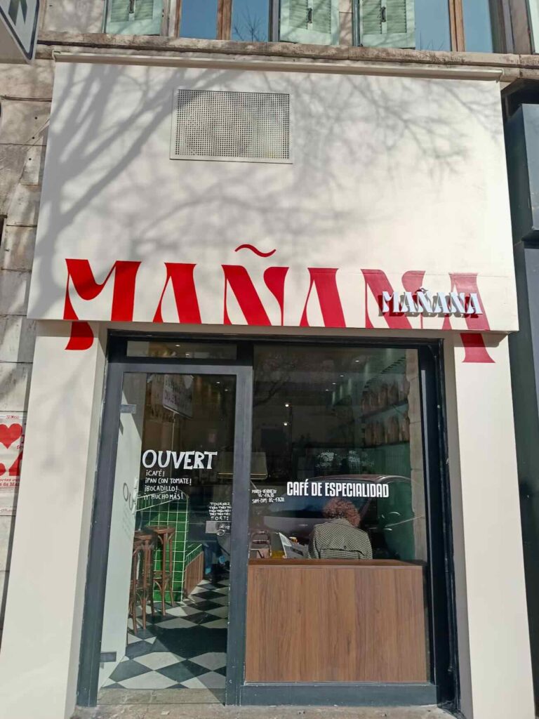 Manana est un café de quartier de tradition ibérique, situé à Saint-Victor, à Marseille (devanture)