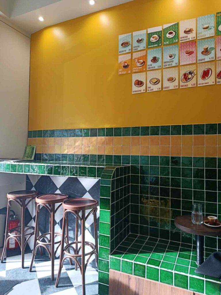 Manana est un café de quartier de tradition ibérique, situé à Saint-Victor, à Marseille (comptoir intérieur)