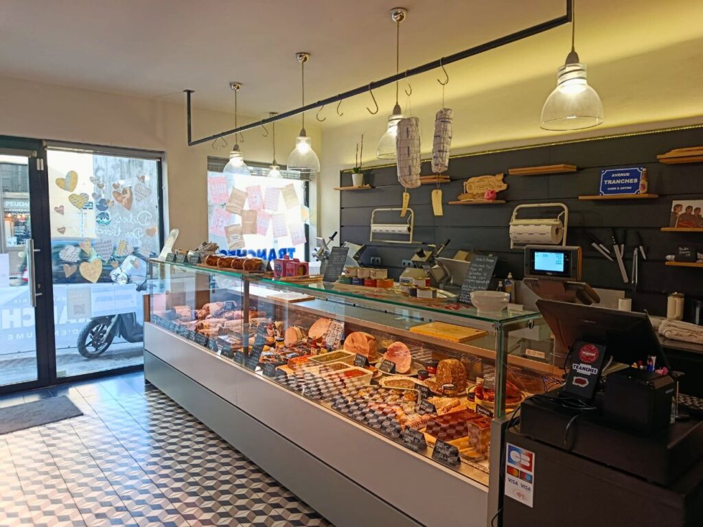 Tranches est une charcuterie artisanale située dans le quartier d'Endoume. Un lieu accueillant, tenu par Caroline et Anthony, qui cultive l'art du bon produit (comptoir)