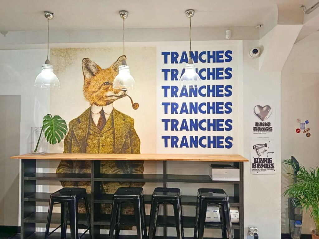 Tranches est une charcuterie artisanale située dans le quartier d'Endoume. Un lieu accueillant, tenu par Caroline et Anthony, qui cultive l'art du bon produit (mur)