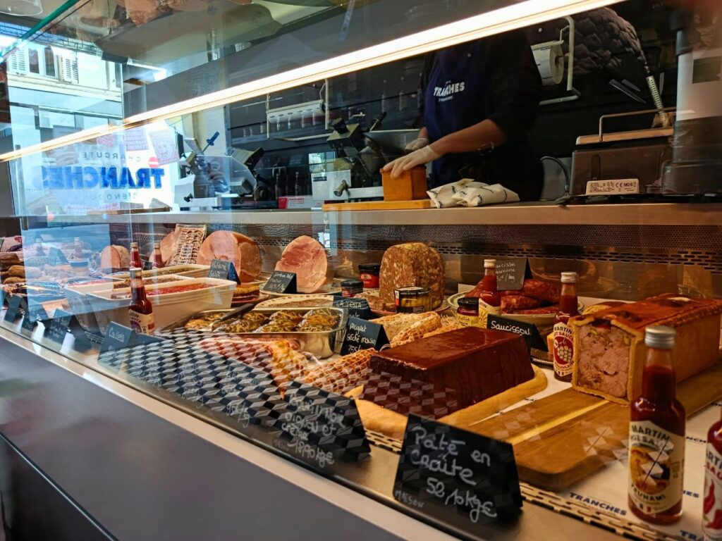 Tranches est une charcuterie artisanale située dans le quartier d'Endoume. Un lieu accueillant, tenu par Caroline et Anthony, qui cultive l'art du bon produit (comptoir zoom)