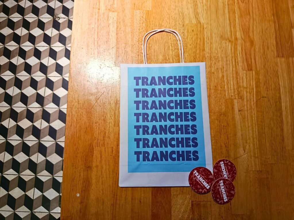 Tranches est une charcuterie artisanale située dans le quartier d'Endoume. Un lieu accueillant, tenu par Caroline et Anthony, qui cultive l'art du bon produit (sac)