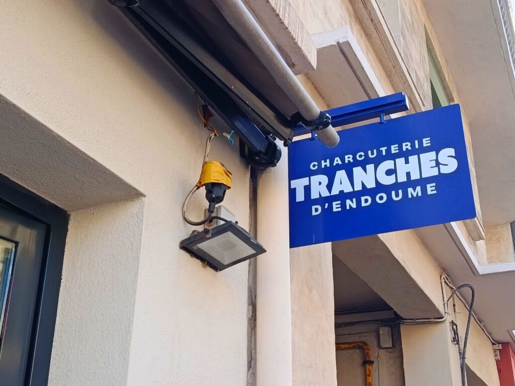 Tranches est une charcuterie artisanale située dans le quartier d'Endoume. Un lieu accueillant, tenu par Caroline et Anthony, qui cultive l'art du bon produit (enseigne)