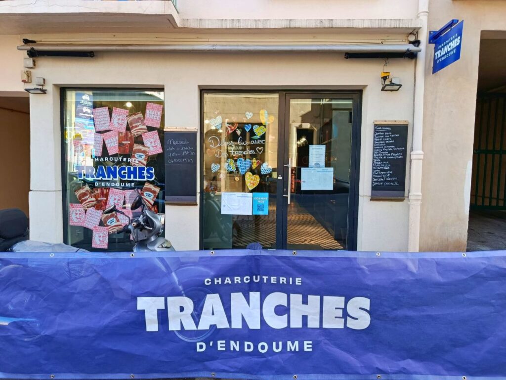 Tranches est une charcuterie artisanale située dans le quartier d'Endoume. Un lieu accueillant, tenu par Caroline et Anthony, qui cultive l'art du bon produit (devanture charcuterie)