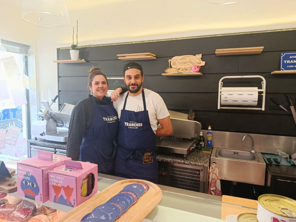 Tranches est une charcuterie artisanale située dans le quartier d'Endoume. Un lieu accueillant, tenu par Caroline et Anthony, qui cultive l'art du bon produit (couple)