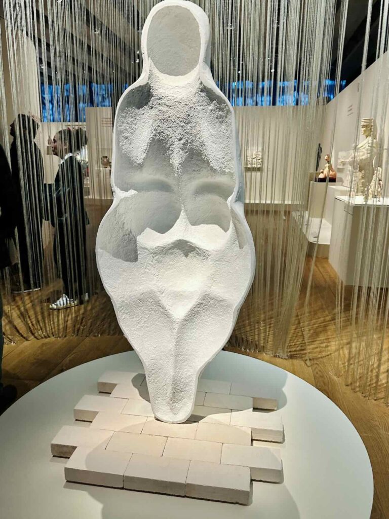 "Bonnes Mères", est une expo au Mucem de Marseille qui décrypte les enjeux la maternité de l'Antiquité à nos jours (statue en creux)