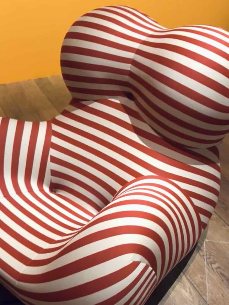 "Bonnes Mères", est une expo au Mucem de Marseille qui décrypte les enjeux la maternité de l'Antiquité à nos jours (fauteuil)