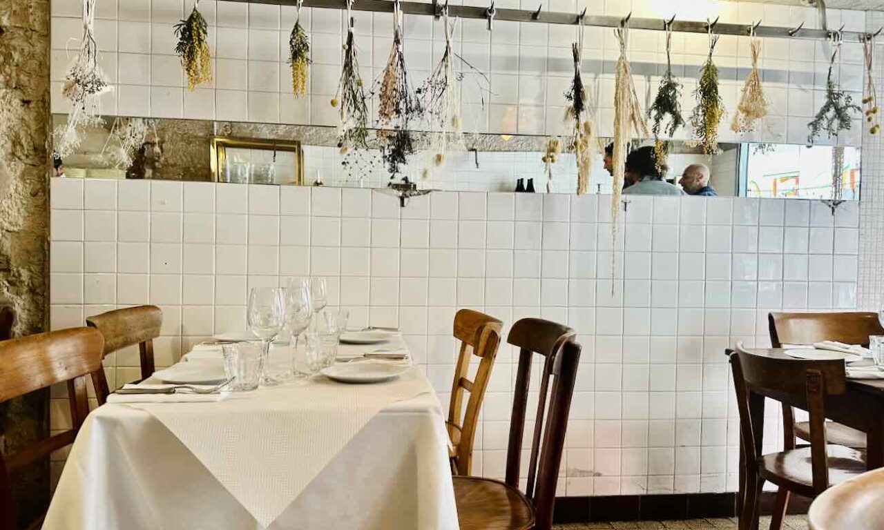 Cielo Trattoria est un restaurant Italien qui s'est installé dans l'espace épicerie de la boutique Jogging à Marseille (salle).