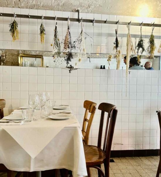 Cielo Trattoria est un restaurant Italien qui s'est installé dans l'espace épicerie de la boutique Jogging à Marseille (salle).