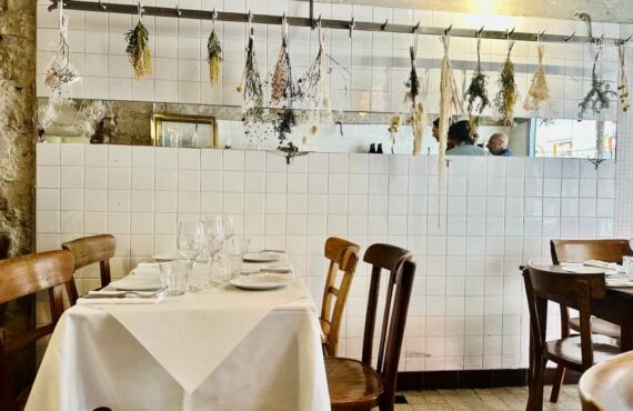 Cielo Trattoria est un restaurant Italien qui s'est installé dans l'espace épicerie de la boutique Jogging à Marseille (salle).