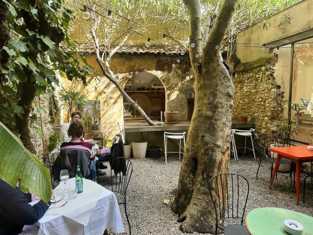 Cielo Trattoria est un restaurant Italien qui s'est installé dans l'espace épicerie de la boutique Jogging à Marseille (cour)