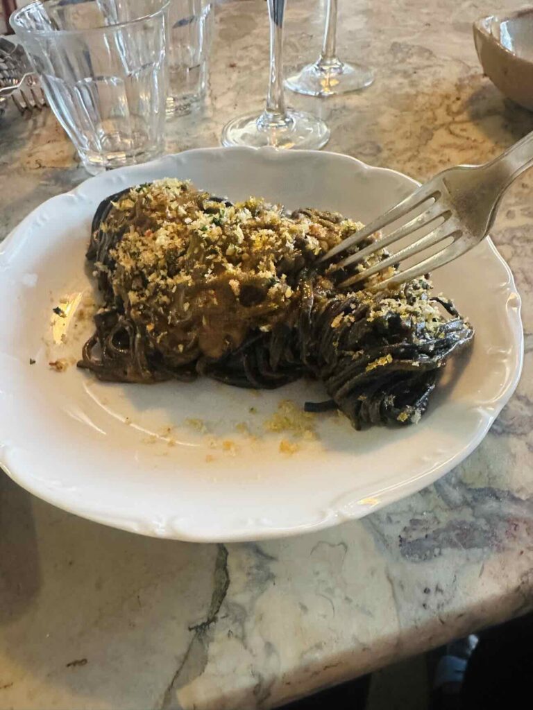 Cielo Trattoria est un restaurant Italien qui s'est installé dans l'espace épicerie de la boutique Jogging à Marseille (spaghetti encre de seiche)