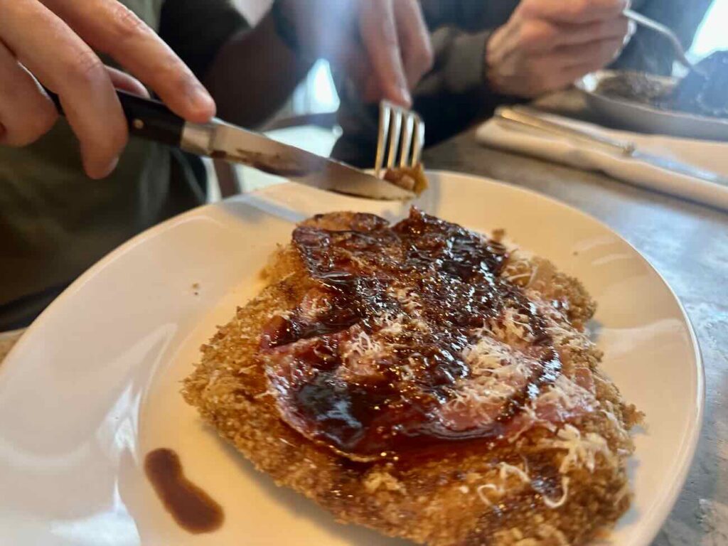 Cielo Trattoria est un restaurant Italien qui s'est installé dans l'espace épicerie de la boutique Jogging à Marseille (escalope milanaise)
