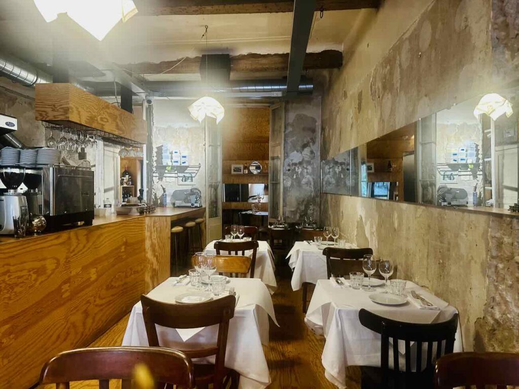 Cielo Trattoria est un restaurant Italien qui s'est installé dans l'espace épicerie de la boutique Jogging à Marseille (tables nappées)