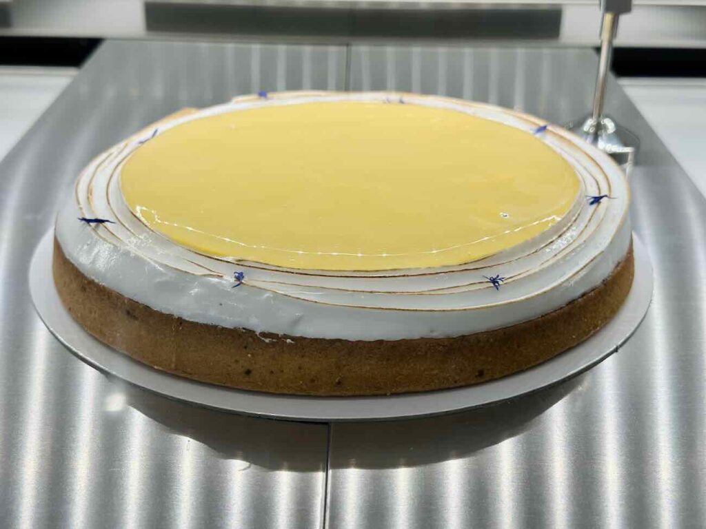 Citron Blanc est une pâtisserie fine installée au cœur du village de Mazargue à Marseille. Elle revisité les grands classiques des desserts farnçais avec modernité et propose maintenant également une offre salée au déjeuner y compris dans sa nouvelle adresse du centre-ville (tarte citron meringuée)