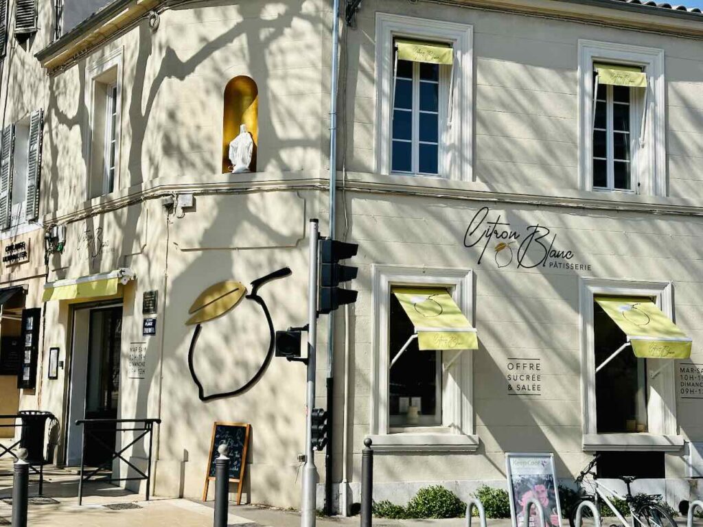 Citron Blanc est une pâtisserie fine installée au cœur du village de Mazargue à Marseille. Elle revisité les grands classiques des desserts farnçais avec modernité et propose maintenant également une offre salée au déjeuner y compris dans sa nouvelle adresse du centre-ville (façade)