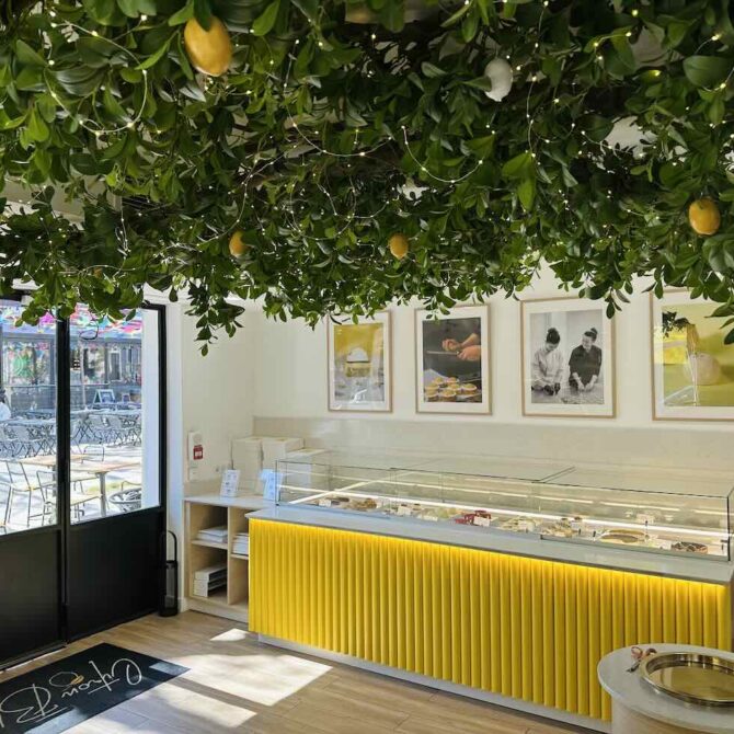 Citron Blanc est une pâtisserie fine installée au cœur du village de Mazargue à Marseille. Elle revisité les grands classiques des desserts farnçais avec modernité et propose maintenant également une offre salée au déjeuner y compris dans sa nouvelle adresse du centre-ville (comptoir)
