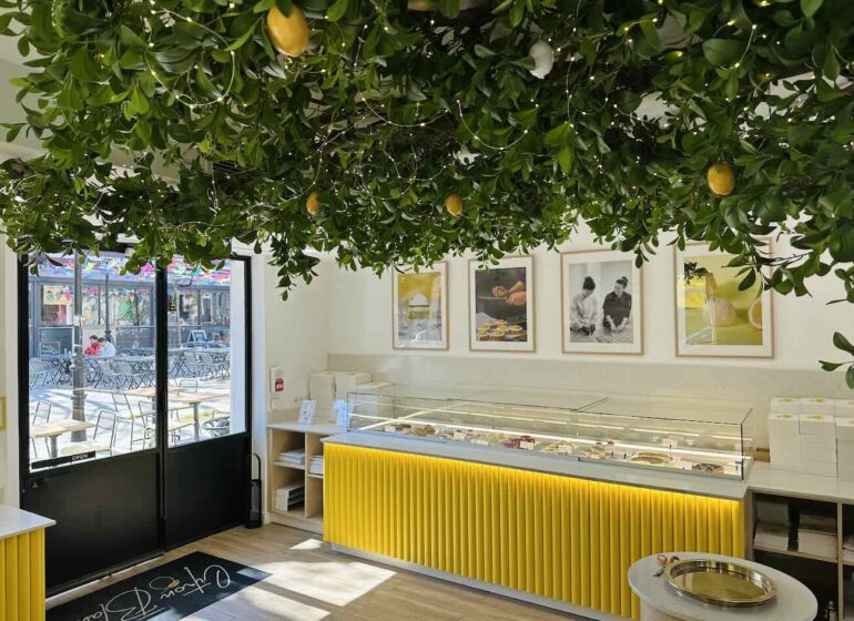 Citron Blanc est une pâtisserie fine installée au cœur du village de Mazargue à Marseille. Elle revisité les grands classiques des desserts farnçais avec modernité et propose maintenant également une offre salée au déjeuner y compris dans sa nouvelle adresse du centre-ville (comptoir)