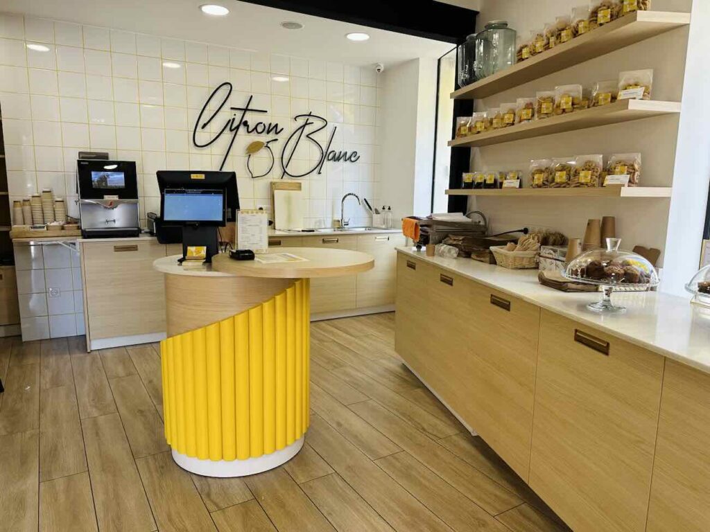 Citron Blanc est une pâtisserie fine installée au cœur du village de Mazargue à Marseille. Elle revisité les grands classiques des desserts farnçais avec modernité et propose maintenant également une offre salée au déjeuner y compris dans sa nouvelle adresse du centre-ville (caisse)
