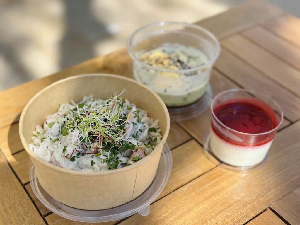 Citron Blanc est une pâtisserie fine installée au cœur du village de Mazargue à Marseille. Elle revisité les grands classiques des desserts farnçais avec modernité et propose maintenant également une offre salée au déjeuner y compris dans sa nouvelle adresse du centre-ville (menu du chef)