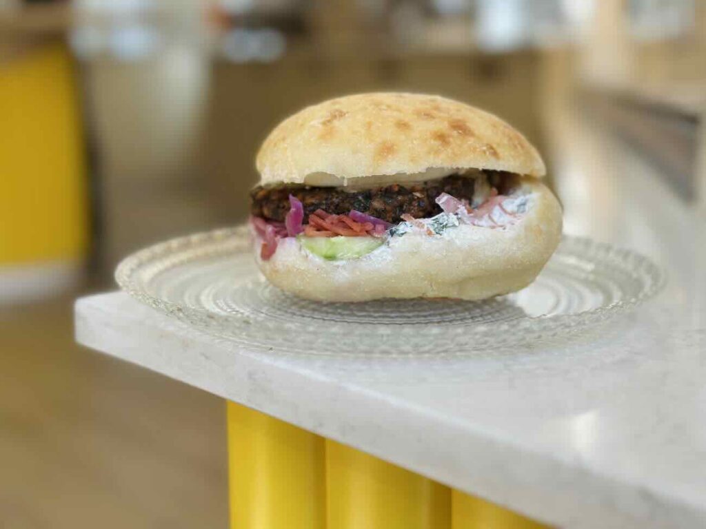 Citron Blanc est une pâtisserie fine installée au cœur du village de Mazargue à Marseille. Elle revisité les grands classiques des desserts farnçais avec modernité et propose maintenant également une offre salée au déjeuner y compris dans sa nouvelle adresse du centre-ville (sandwiche)