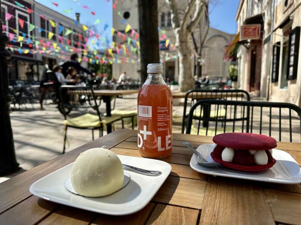 Citron Blanc est une pâtisserie fine installée au cœur du village de Mazargue à Marseille. Elle revisité les grands classiques des desserts farnçais avec modernité et propose maintenant également une offre salée au déjeuner y compris dans sa nouvelle adresse du centre-ville (dessert)