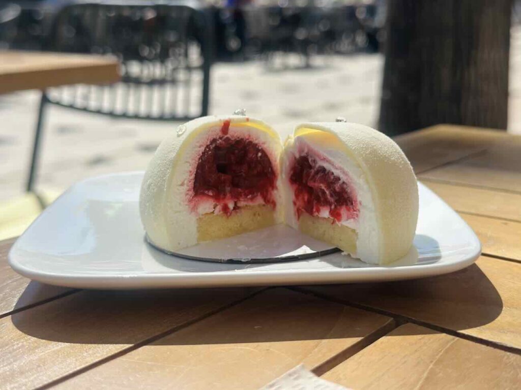 Citron Blanc est une pâtisserie fine installée au cœur du village de Mazargue à Marseille. Elle revisité les grands classiques des desserts farnçais avec modernité et propose maintenant également une offre salée au déjeuner y compris dans sa nouvelle adresse du centre-ville (gâteau)