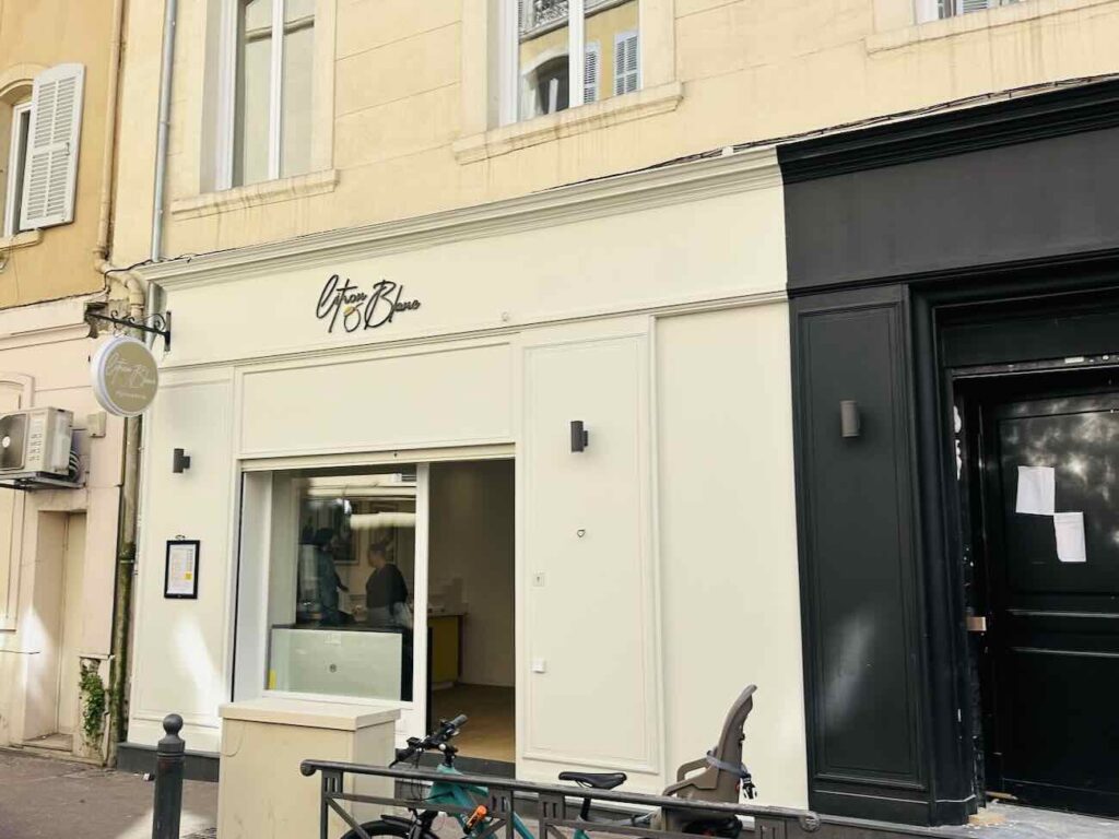 Citron Blanc est une pâtisserie fine installée au cœur du village de Mazargue à Marseille. Elle revisité les grands classiques des desserts farnçais avec modernité et propose maintenant également une offre salée au déjeuner y compris dans sa nouvelle adresse du centre-ville (enseigne mongrand)