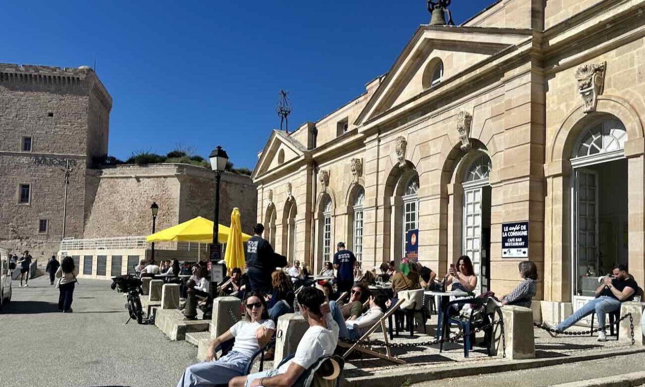 Le Café de la Consigne est un bar et une cantine ouvert du matin jus'à l'heure de l'apéro sur une terrasse d'un bâtiment historique du Vieux-Port : la consigne sanitaire. (Facade)
