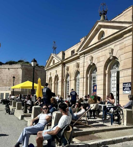 Le Café de la Consigne est un bar et une cantine ouvert du matin jus'à l'heure de l'apéro sur une terrasse d'un bâtiment historique du Vieux-Port : la consigne sanitaire. (Facade)